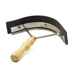 Strugač znoja za konje sa drvenom drškom